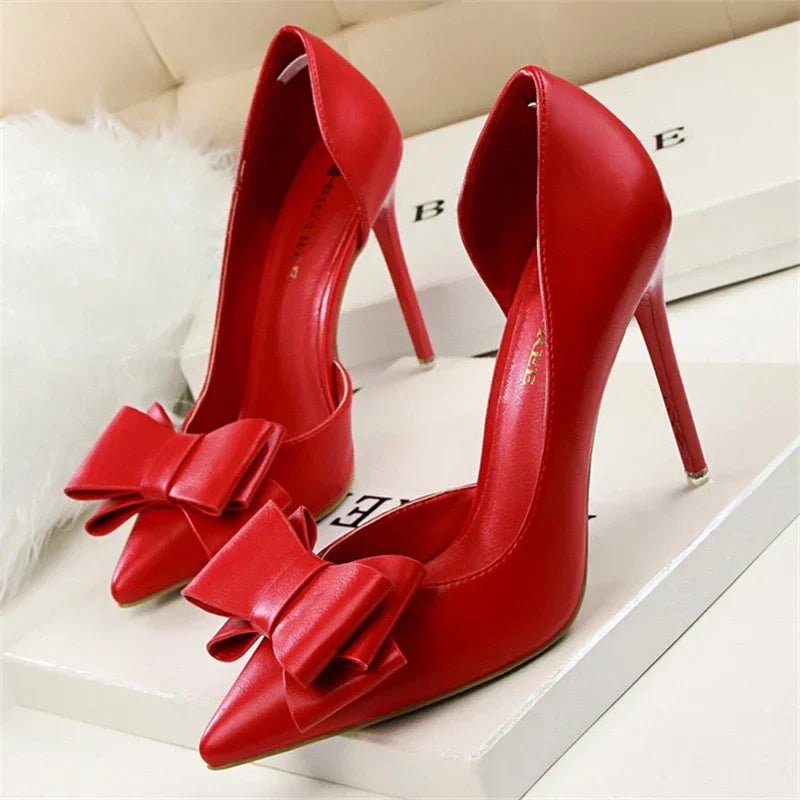 Chique Pumps met Strikdetail en Puntige Neus