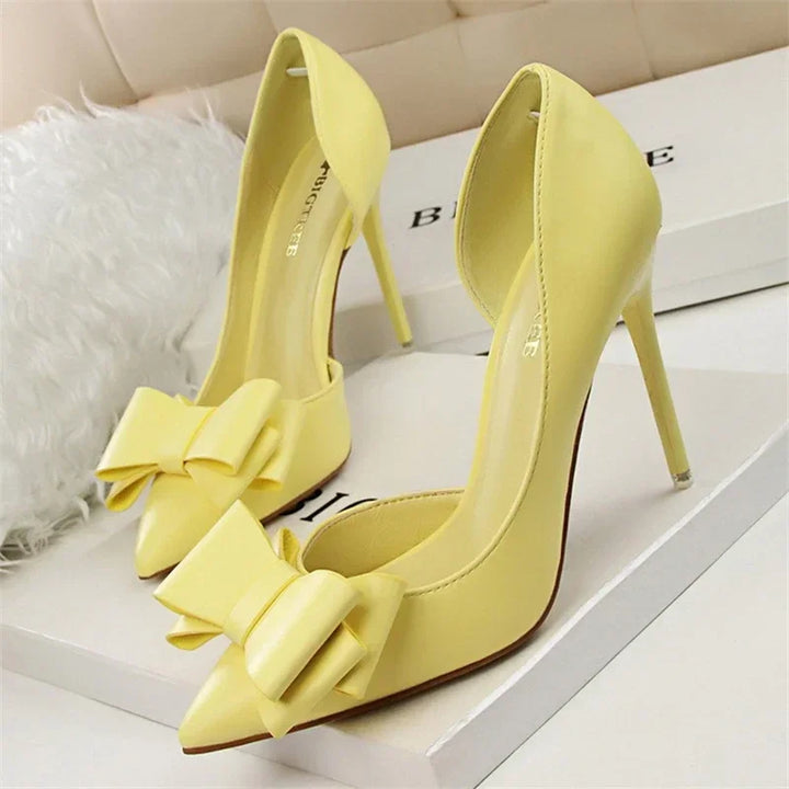 Chique Pumps met Strikdetail en Puntige Neus