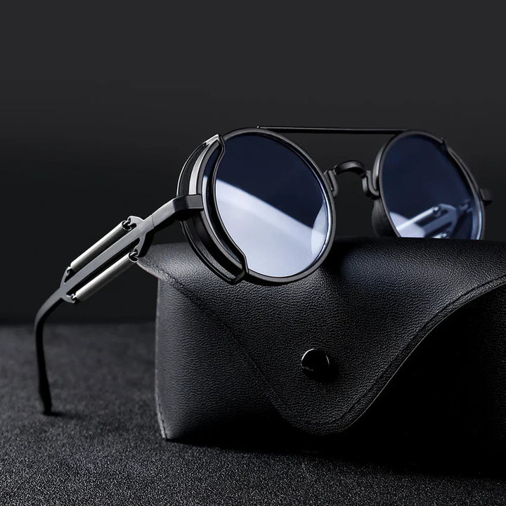 Ronde zwarte zonnebril met metalen frame op een zwarte leren brillenkoker, stijlvolle unisex zonnebril, modieuze accessoires, UV-bescherming.