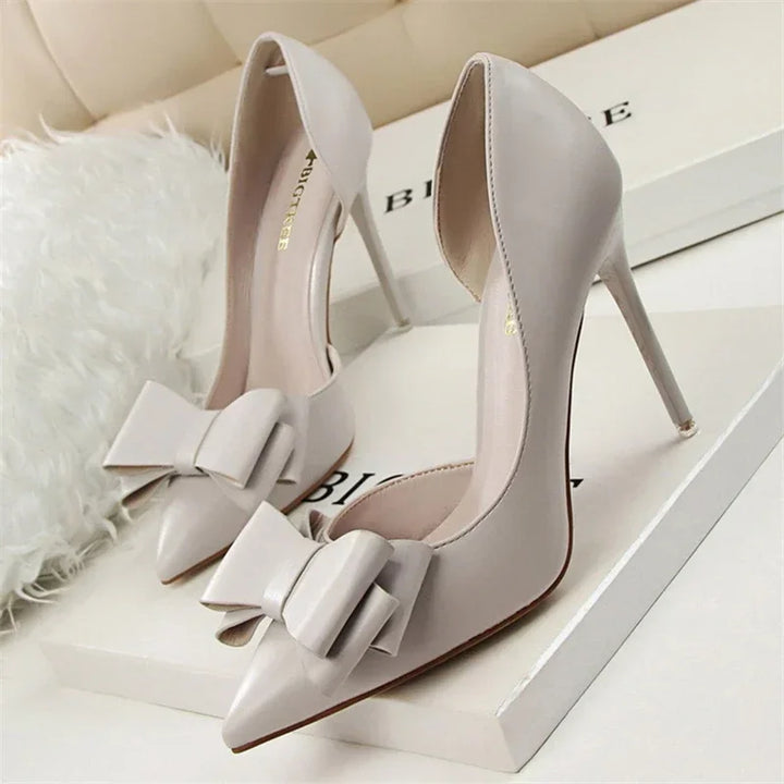 Chique Pumps met Strikdetail en Puntige Neus