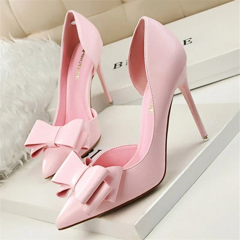 Chique Pumps met Strikdetail en Puntige Neus