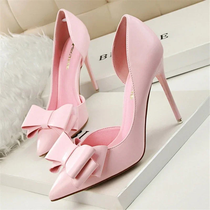Chique Pumps met Strikdetail en Puntige Neus