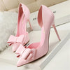 Chique Pumps met Strikdetail en Puntige Neus