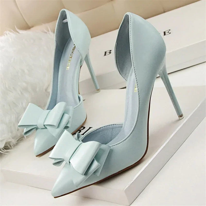 Chique Pumps met Strikdetail en Puntige Neus