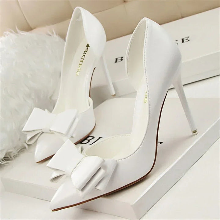 Chique Pumps met Strikdetail en Puntige Neus