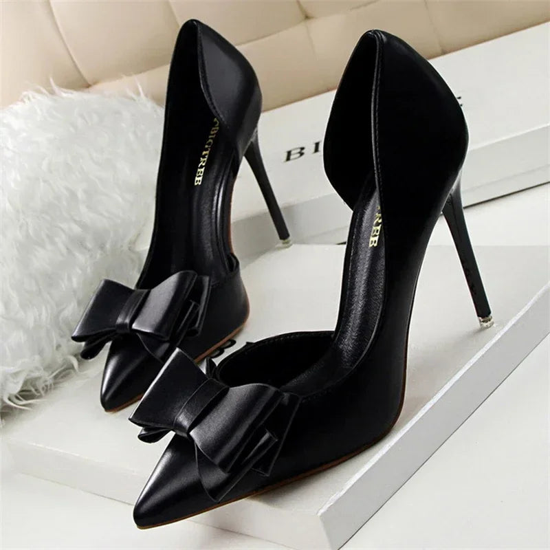 Chique Pumps met Strikdetail en Puntige Neus