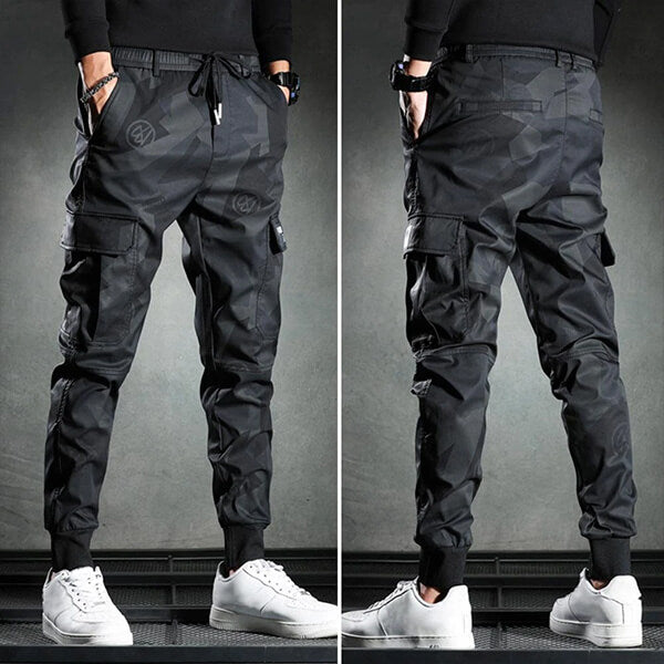 Zwarte cargobroek voor heren met meerdere zakken, elastische tailleband en enkelboorden, ideaal voor casual en streetwear stijlen.