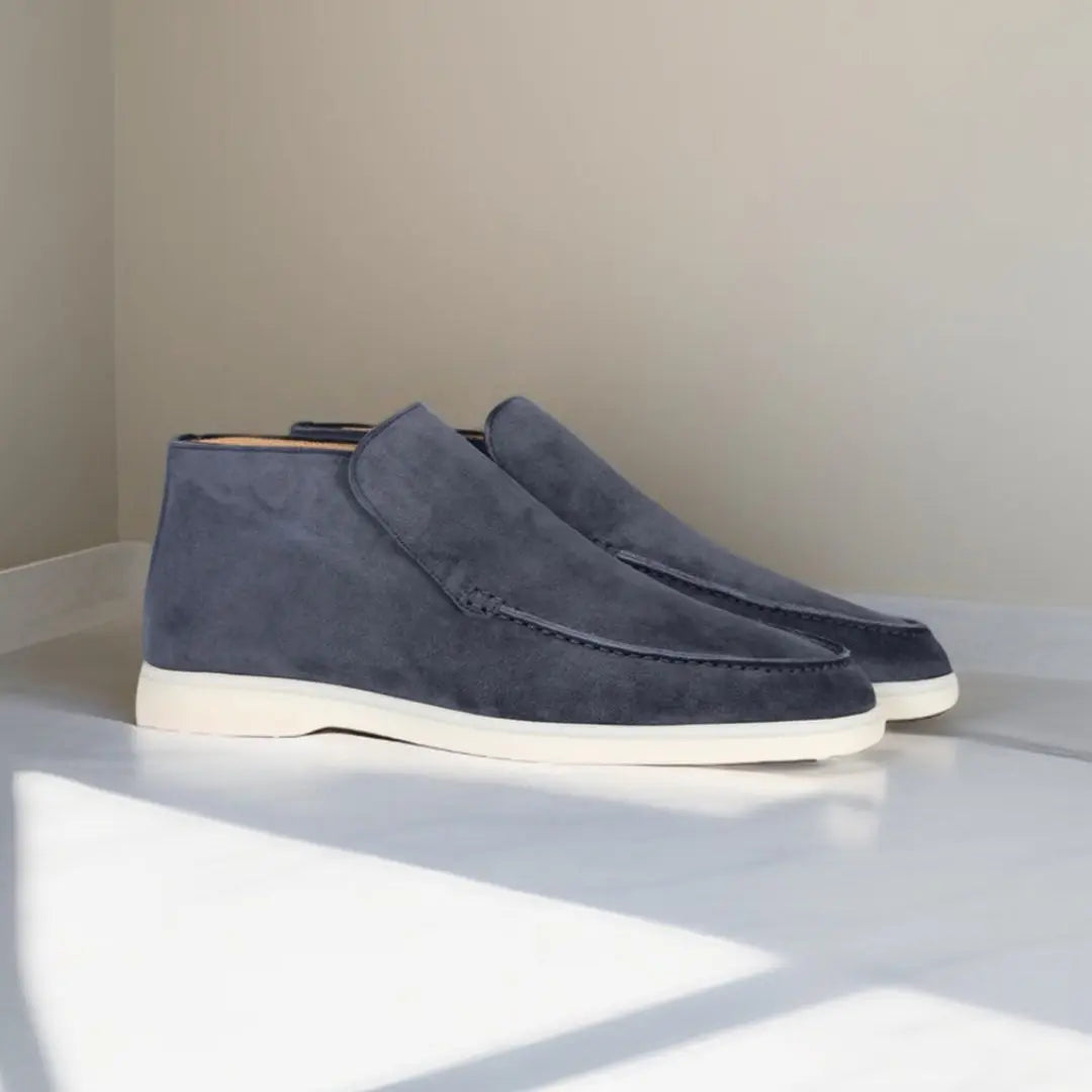 Grijze suède herenschoenen met witte zolen, stijlvolle casual enkellaarzen, minimalistisch design, perfect voor moderne mode en comfort.