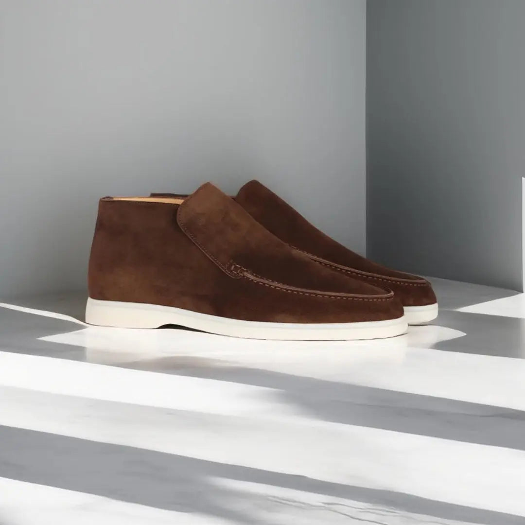 Bruine suède herenschoenen met witte zool, stijlvolle casual enkellaarzen op grijze achtergrond. Perfect voor modieuze, comfortabele herenkleding.