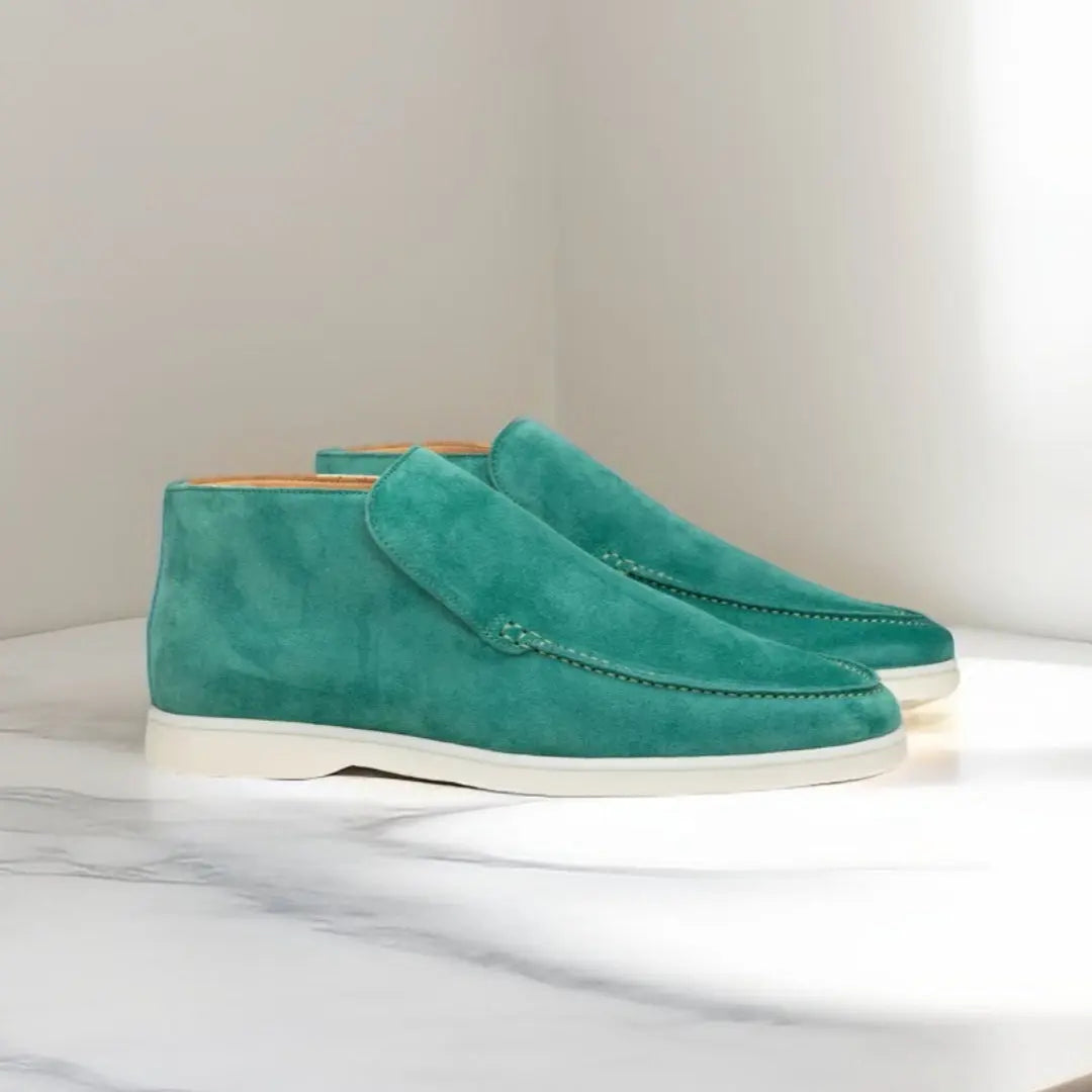 Turquoise suède herenschoenen met witte zolen, stijlvolle casual enkellaarzen, perfect voor modebewuste mannen, op marmeren vloer.