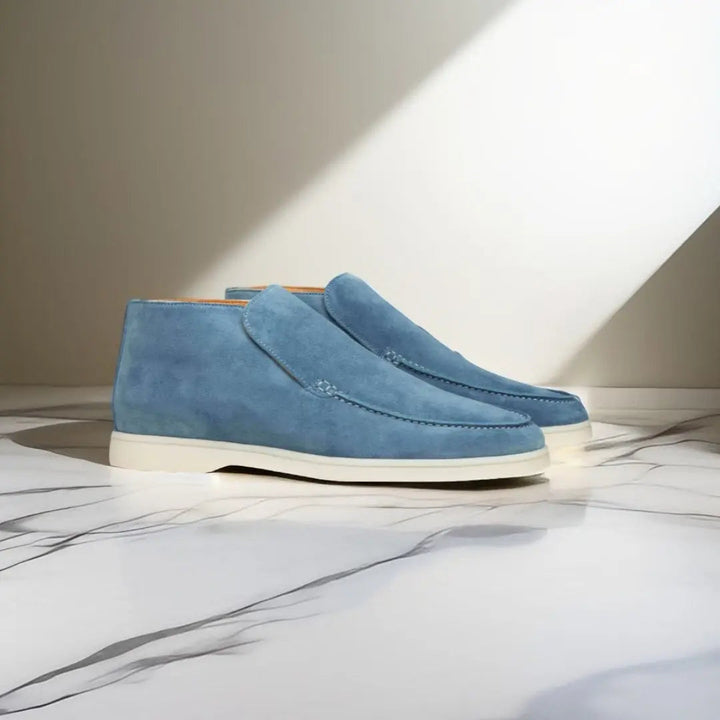 Blauwe suède herenschoenen op marmeren vloer, zijaanzicht. Stijlvolle casual schoenen, perfect voor modebewuste mannen. Luxe en comfort gecombineerd.