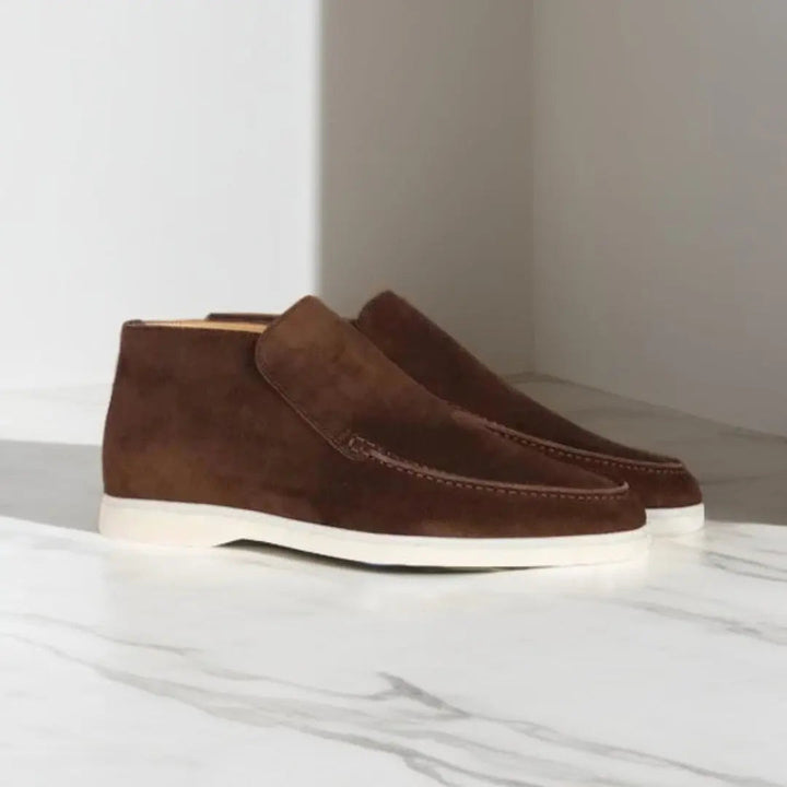 Bruine suède herenschoenen met witte zolen op marmeren vloer, stijlvolle casual schoenen, perfect voor modieuze en comfortabele herenkleding.