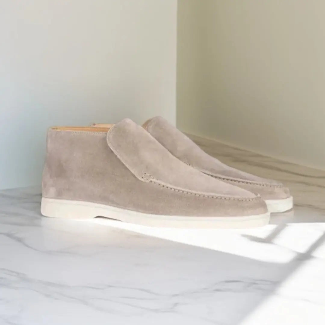 Beige suède herenschoenen op marmeren vloer, stijlvolle casual schoenen met witte zolen, perfect voor modieuze en comfortabele dagelijkse outfits.