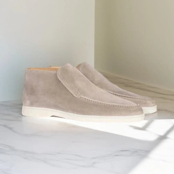 Beige suède herenschoenen op marmeren vloer, stijlvolle casual schoenen met witte zolen, perfect voor modieuze en comfortabele dagelijkse outfits.