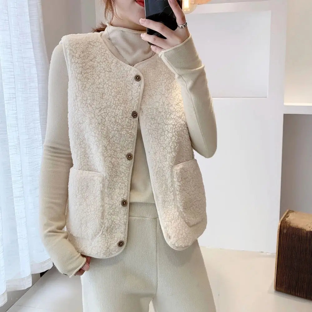 Dames wintervest, beige, knoopsluiting, zakken, warme fleece stof, modieuze casual stijl, perfect voor koude seizoenen, comfortabele pasvorm.