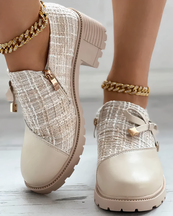 Slip-on hakken met kantdetail
