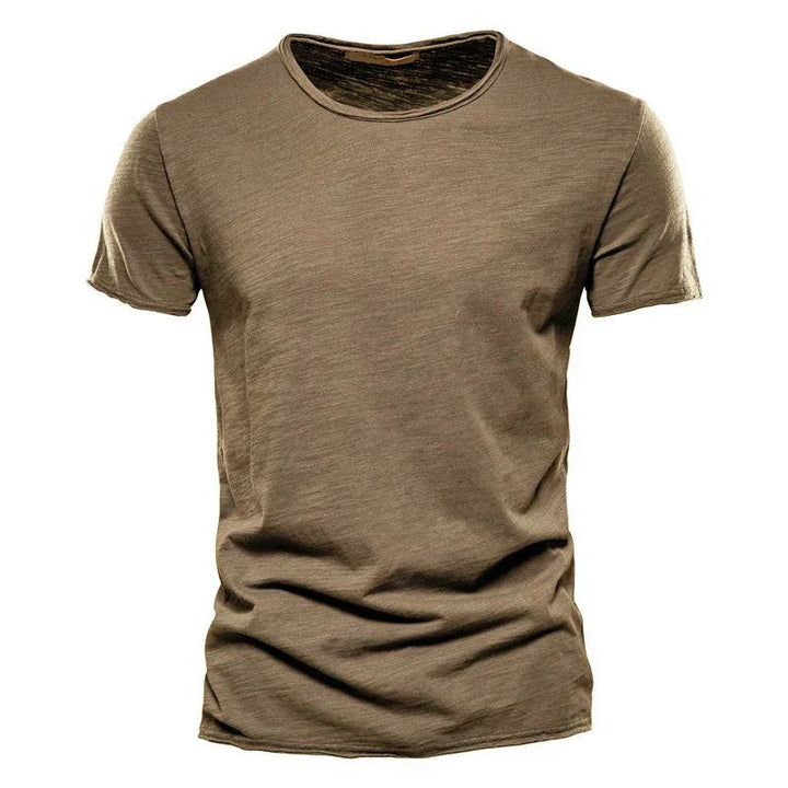 Comfort en Stijl in Eén T-shirt
Ervaar ultiem draagcomfort met dit ademende katoenen zomer T-shirt, ontworpen voor de moderne man die functionaliteit en stijl naadloos wil combineren. Perfect voor warme dagen, biedt dit T-shirt een frisse uitstraling zonder in te leveren op comfort.

Belangrijkste Kenmerken:
Ademend Katoen: Gemaakt van hoogwaardige, luchtige katoenstof die je koel houdt, zelfs op de warmste dagen.
Comfortabele Pasvorm: De zachte stof en de licht getailleerde snit zorgen voor een moeiteloos 